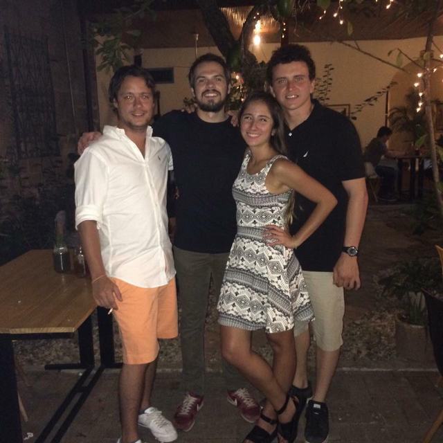 El cumpleañero junto a Rafael Solano, Gustavo Bahamón y Jessica Espinoza.